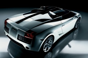 Vue de 3/4 arrire du concept-car <b>Lamborghini Concept S</b>.<br>
La sparation cre par les deux saute-vent rajoute de la gomtrie  ces lignes sportives..